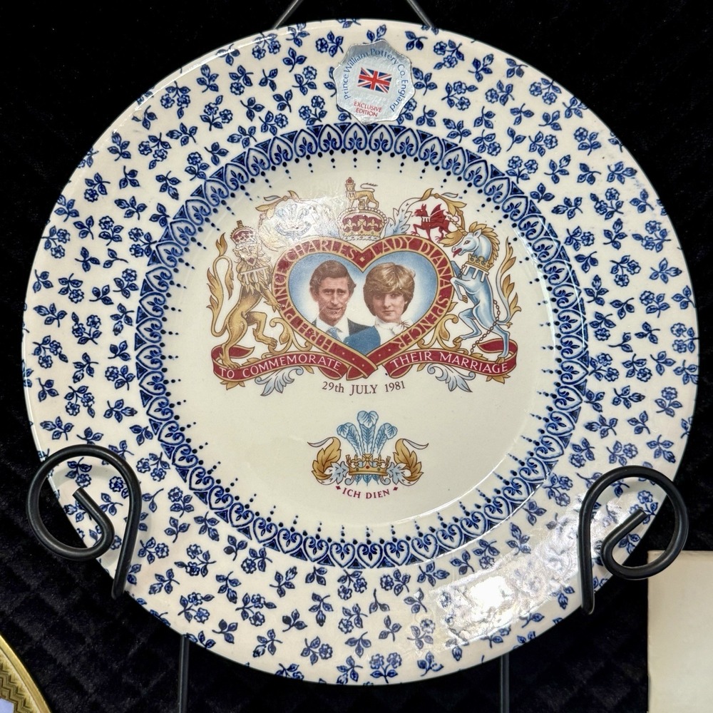 Royal Family Collectibles - 11 Items:Plates, Trinket Dishes,Books, C&D Betrothal - Picture 4 of 16